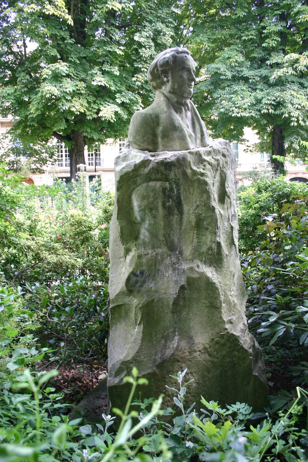 Wells and Bert monument, Paris (4).JPG